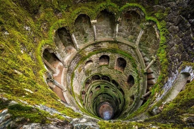 Scopri la magia di sintra partendo da lisbona con un piccolo gruppo, passeggia nei giardini del palazzo pena, assaggia dolci tipici e esplora i misteriosi tunnel della quinta da regaleira. incluso il 