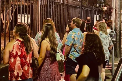 Erkunde mit einem verkleideten piraten charleston’s historische bars und dunkle gassen, hör spannende geistergeschichten und genieße drinks an jeder station.