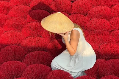 Erlebe hanois handwerkskunst: sieh, wie räucherstäbchen in quang phu cau trocknen, probiere dich im kegelhut-machen und halte lebendige momente fest. mit abholung & guide.