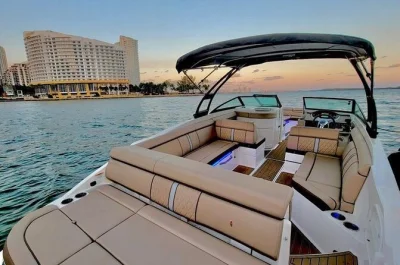 Disfruta la brisa de miami en un alquiler privado de barco con champagne, vistas al skyline y capitán local. incluye nevera, agua y baño—reserva ya tu lugar.