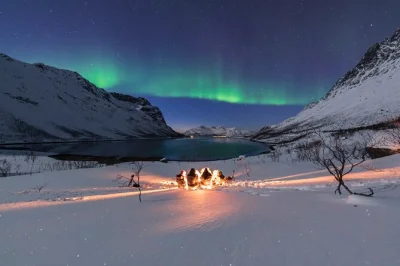 Partez de tromsø à la chasse aux aurores boréales avec un guide local, réchauffez-vous autour d’un feu de camp avec un dîner, et profitez de photos pro. transfert hôtel et combinaisons thermiq