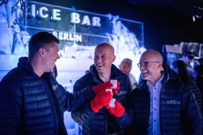 Erlebe den berlin icebar – trink cocktails aus echten eisgläsern, genieße einen willkommensdrink und bleib warm mit jacken und handschuhen.