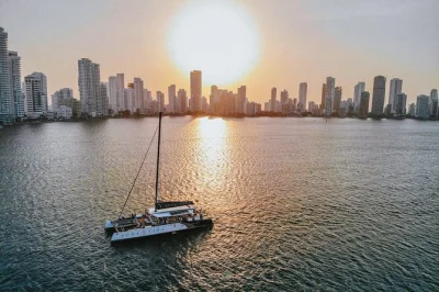 Disfruta la hora dorada en cartagena con un paseo en barco al atardecer, una bebida fría, vistas al centro histórico amurallado y un aperitivo—incluye recogida en el muelle la bodeguita.