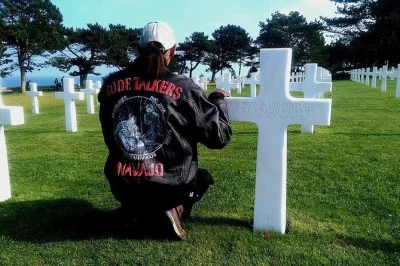 Découvrez l’histoire à omaha beach, pointe du hoc et sainte-mère-Église lors d’une visite privée du débarquement depuis bayeux, à votre rythme avec des récits locaux.