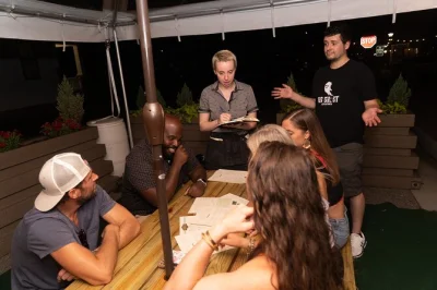 Empieza tu noche en williamsburg con una ruta de pubs embrujados, cervezas locales y relatos escalofriantes. incluye bebidas, paradas históricas y guía experto.