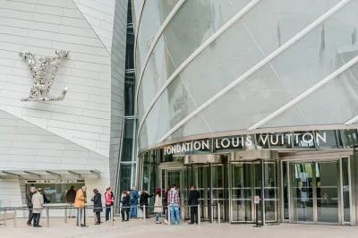 Évitez la file d’attente à la fondation louis vuitton à paris, baladez-vous dans le jardin d’acclimatation avec un guide local et profitez d’un accès privilégié aux expositions—entrée c