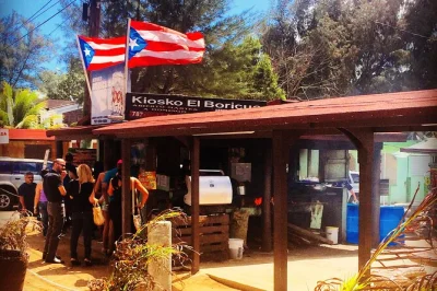 Découvrez puerto rico en une journée : forts de la vieille san juan, fresques de santurce et spécialités de rue à loiza, avec transport climatisé et snacks inclus.