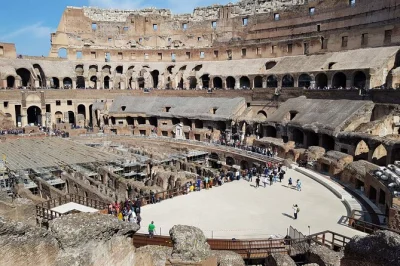 Em roma, pise no piso da arena do coliseu, explore o fórum romano e o monte palatino com guia ao vivo e aproveite entrada sem fila para uma experiência única.