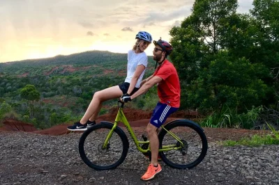 Erlebe eine aufregende downhill-radtour durch den waimea canyon mit lokalen guides, geheimen aussichtspunkten und spannenden geschichten. zum abschluss ein traumhafter sonnenuntergang am kekaha beach.