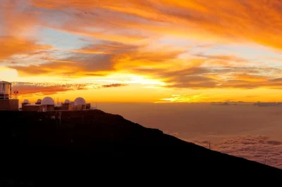 Erlebe den maui-sonnenuntergang am haleakala-gipfel, genieße ein abendessen von kula bistro und entspanne bei abholung vom hotel. lausche lokalen geschichten und spüre das wechselhafte bergwetter.
