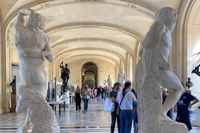 Découvrez le louvre à paris avec un guide privé, des billets coupe-file à horaire réservé, et les histoires fascinantes derrière les œuvres. visite personnalisable et sans attente.