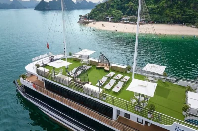 Erlebe die halong bucht auf einer premium-tour mit jacuzzi, entdecke die beeindruckende surprising cave, paddel im kajak oder bambusboot in der luon bucht, wandere auf titop insel – inklusive buffet