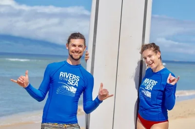 Erlebe dein erstes wellenreiten bei lahaina, maui mit einer privaten surflektion für zwei personen. alles inklusive: ausrüstung, erfahrener lehrer und flexible morgenzeiten.