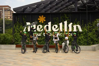 Descubre medellín en bici: recorre parques tranquilos, prueba snacks típicos y disfruta vistas únicas. incluye bici, casco y refrescos.