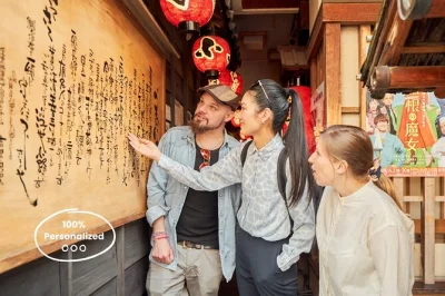 Osaka erleben: private tour zu fuß mit besuch von osaka castle, dem bunten dotonbori und versteckten gassen. inklusive hotelabholung und lokaler guide.