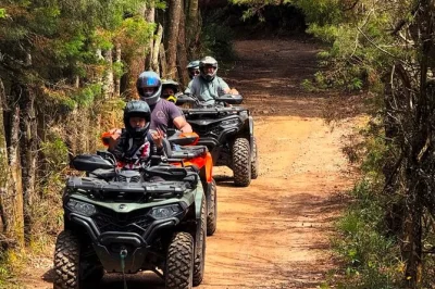 Vive la emoción de un tour en atv cerca de medellín: recorre senderos de montaña, pasa por mansiones exclusivas y explora bosques frondosos con transporte desde tu hotel incluido. reserva fácil.