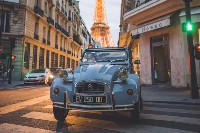 Découvrez paris à bord d’une 2cv classique avec un guide privé, musique d’ambiance et prise en charge à l’hôtel. visitez montmartre, place de la concorde et des coins cachés en seulement 2