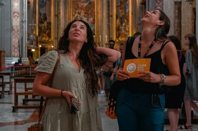 Explore os ícones de roma à noite em um tour a pé em grupo pequeno. caminhe pela fonte de trevi, panteão e coliseu com um guia local. saída ao anoitecer.