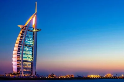 Découvrez dubaï en demi-journée : flânez dans les souks d’épices, admirez le burj al arab et longez palm jumeirah. prise en charge à l’hôtel incluse.