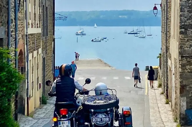 Saint Malo y Saint Suliac en sidecar vintage con conductor