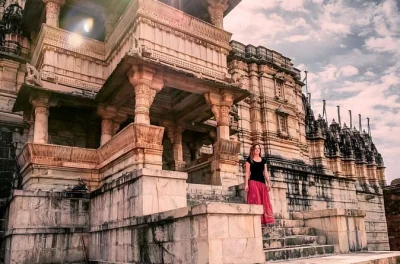 Descubre el fuerte de kumbhalgarh, pasea por los pasillos de mármol del templo jain de ranakpur y disfruta un almuerzo local en esta excursión privada de un día desde udaipur con guía y recogida i