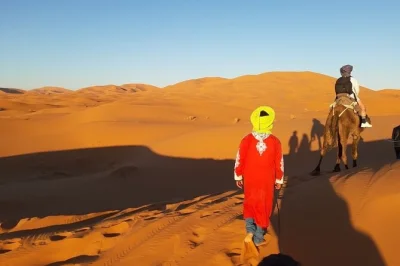 Erlebe den wechsel von marrakechs trubel zu merzougas stillen dünen auf einer 3-tägigen sahara-tour. inklusive kamelritt, aït ben haddou, dades-schlucht, Übernachtungen und transport.