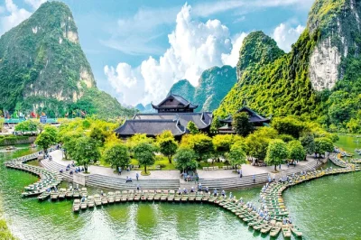 Découvrez la sérénité des pics calcaires de ninh binh, naviguez dans les grottes de trang an, grimpez jusqu’au belvédère de la grotte de mua et savourez un déjeuner vietnamien. prise en charg