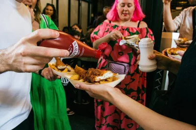 Descubre borough market en londres con un guía local, prueba sausage rolls, quesos británicos, sidra y visita la catedral de southwark. incluye degustaciones y bebidas.
