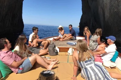 Desde sorrento, positano o amalfi, disfruta un tour deluxe por capri en barco privado, con teleférico al monte solaro, villa san michele y tiempo libre en la piazzetta.