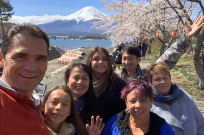 Descubre el lado más tranquilo del monte fuji con un tour privado en kawaguchiko: visita santuarios antiguos, orillas de lagos y bosques escondidos con guía en inglés y recogida incluida.