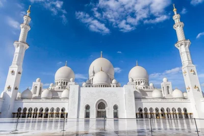 Découvrez abu dhabi en privé : grande mosquée sheikh zayed, photos à ferrari world, balade au heritage village, avec prise en charge depuis dubaï.