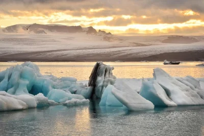Découvrez le lagon glaciaire de jokulsarlon, promenez-vous sur la plage de diamants aux sables noirs et marchez derrière la cascade seljalandsfoss lors d’une visite en petit groupe avec prise en c