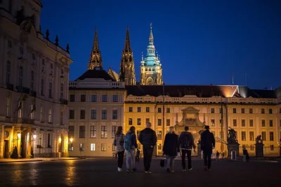 Entdecke prag bei nacht: spaziergang durch die prager burg, goldene gasse und alte stadt mit spannenden legenden. kleine gruppe, erfahrener guide, inklusive straßenbahnfahrt.