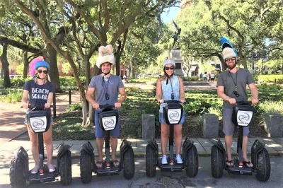 Entdecke savannah auf einer geführten segway-tour – vorbei an telfair academy, der kathedrale und grünen plätzen mit spannenden geschichten von einem einheimischen. segway inklusive.