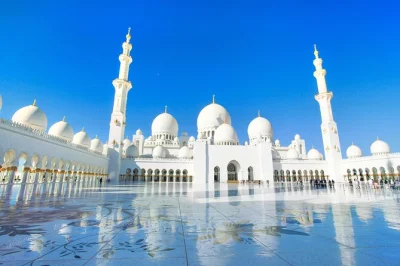 Découvrez la grandeur de la mosquée sheikh zayed, dégustez des dattes au marché et capturez ferrari world lors d’une excursion d’une journée depuis dubaï avec prise en charge à l’hôtel.
