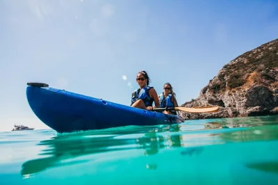 Von sesimbra aus paddelst du zu den höhlen und versteckten buchten der arrábida, begleitet von einheimischen. inklusive kajakausrüstung, snackpause am praia do ribeiro do cavalo und fotos nach der 