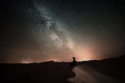 Descubre el desierto cerca de doha con conducción nocturna en dunas, observación de estrellas en el mar interior y té bajo el cielo estrellado. transporte privado y guía local incluidos.