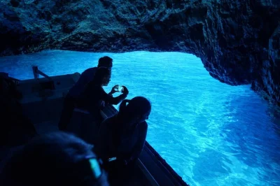 Descubre la cueva azul de montenegro, visita nuestra señora de las rocas y explora túneles de la ii guerra mundial en un tour privado en barco con guía, equipo de snorkel y todo incluido.