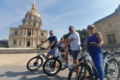 Découvrez paris en petit groupe à vélo électrique, en passant devant la tour eiffel, le grand palais et la place de la concorde avec un guide local — casque et vélo fournis.