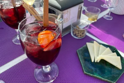 Erlebe sevilla bei einer sangria-verkostung mit vier varianten, dazu lokale käse- und olivensnacks – begleitet von einer gastgeberin vor ort. rollstuhlgerecht & einfache buchung.