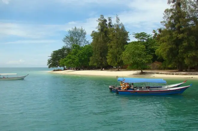 Barco privado en islas del sur de Langkawi y lago de la doncella