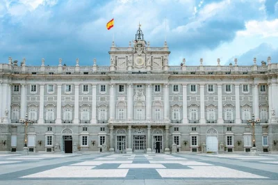 Découvrez le palais royal de madrid et le musée du prado lors d’une visite privée avec prise en charge à l’hôtel, guide expert en histoire de l’art et transferts inclus pour une matinée sa