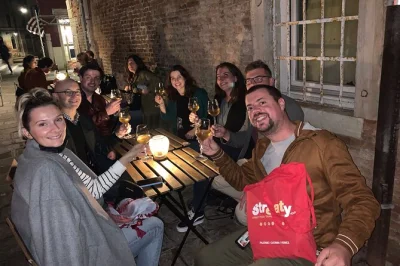 Veneza, dorsoduro e cicchetti: descubra os sabores locais com guia, provando vinhos regionais, prosecco e doces em bares autênticos. degustações inclusas.