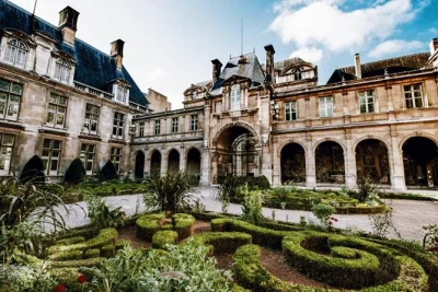 Explore o marais e o bairro judeu de paris em um tour privado a pé. descubra pátios secretos, a place des vosges e padarias escondidas com um guia local. acessível para cadeirantes.