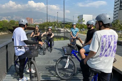 Siente el pulso de medellín en un tour en bici: plaza botero, pueblito paisa, snacks típicos y café orgánico. incluye guía, casco, bebidas y todo el equipo.