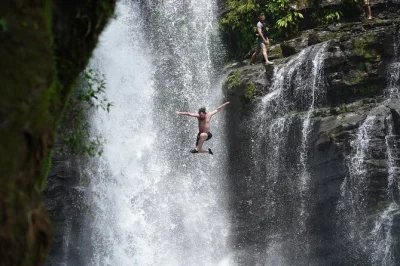 Erlebe die kraft der nauyaca wasserfälle bei manuel antonio – wandere durch dichten dschungel, schwimme in kühlen becken, spring von felsen und genieße ein leckeres mittagessen. inklusive abholun