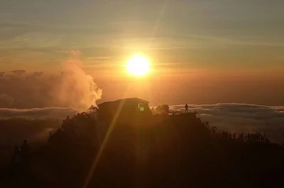 Erlebe den sonnenaufgang am mount batur mit start im songan village, geführt von einheimischen. inklusive frühstück mit eiern aus vulkanischem dampf und abholung vom hotel in ubud.