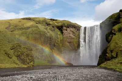 Descubre la fuerza de skógafoss, camina por la playa negra de reynisfjara y acércate al glaciar sólheimajökull en esta excursión de un día desde reikiavik.