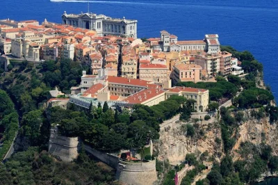 Scopri monaco e monte carlo, passeggia per il borgo medievale di eze, guida sul circuito del gran premio e visita i profumieri. include pick-up in hotel e guida esperta.