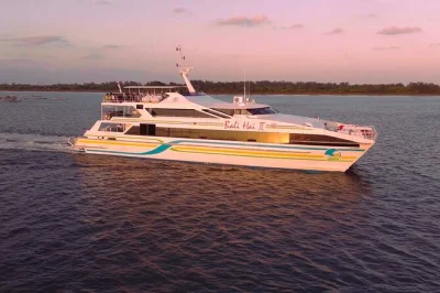 Disfruta la brisa de bali en un crucero al atardecer con cena buffet, música en vivo y show de cabaret. incluye recogida en hotel y una noche relajada en el puerto de benoa.